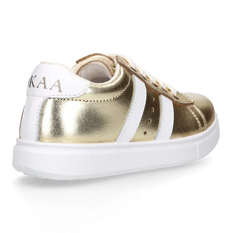 Zapatilla niña OKAA con cordones en piel LAMINADA.