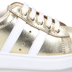 Zapatilla niña OKAA con cordones en piel LAMINADA.