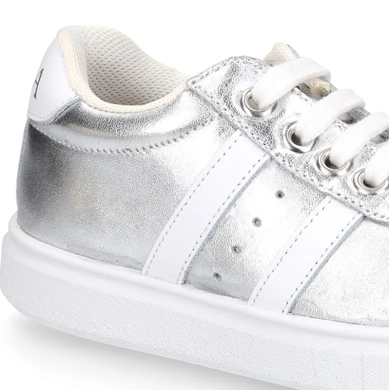 Zapatilla niña OKAA con cordones en piel LAMINADA.