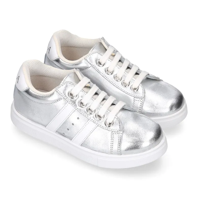Zapatilla niña OKAA con cordones en piel LAMINADA.