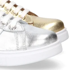 Zapatilla niña OKAA con cordones en piel LAMINADA.