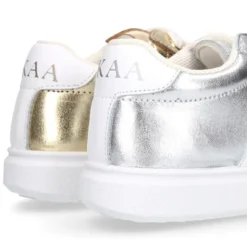 Zapatilla niña OKAA con cordones en piel LAMINADA.