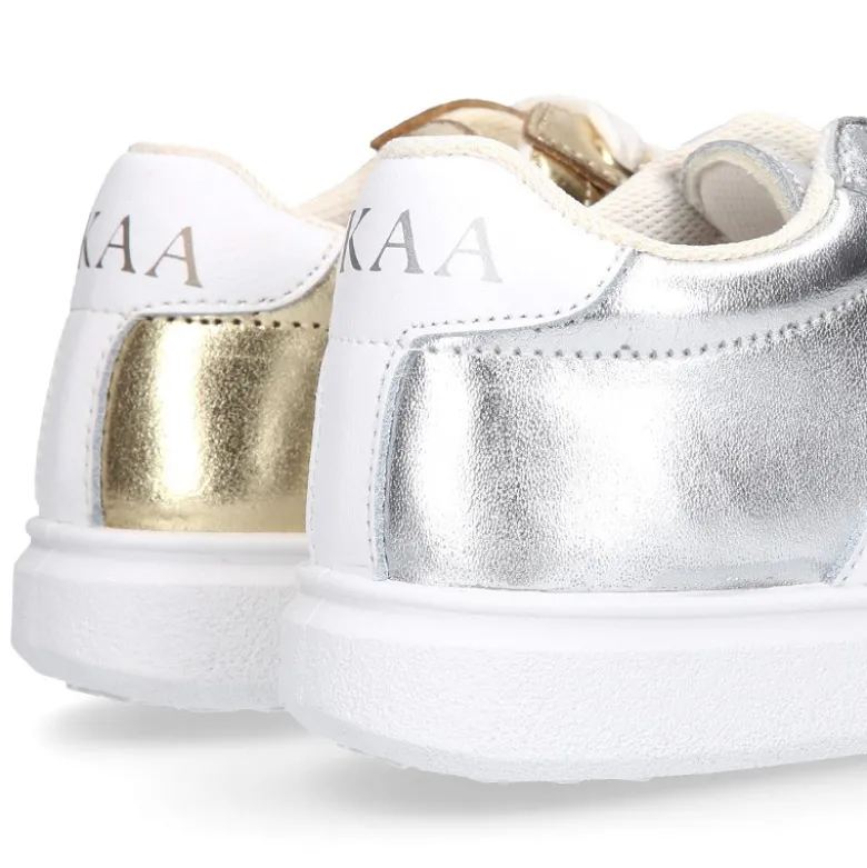 Zapatilla niña OKAA con cordones en piel LAMINADA.