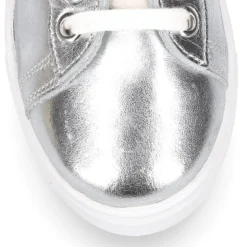 Zapatilla niña OKAA con cordones en piel LAMINADA.