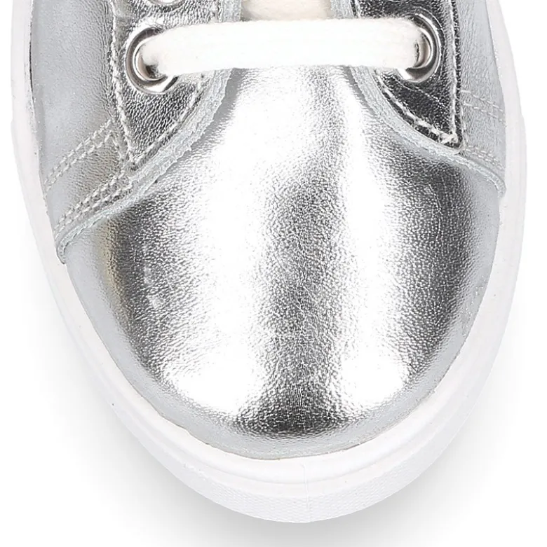 Zapatilla niña OKAA con cordones en piel LAMINADA.