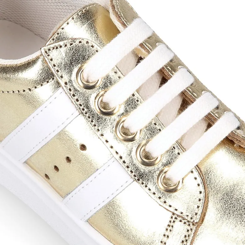 Zapatilla niña OKAA con cordones en piel LAMINADA.