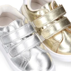 Zapatilla niña OKAA sin cordones en piel LAMINADA.