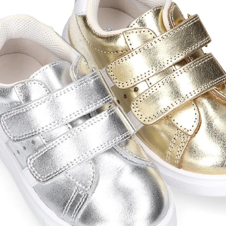 Zapatilla niña OKAA sin cordones en piel LAMINADA.