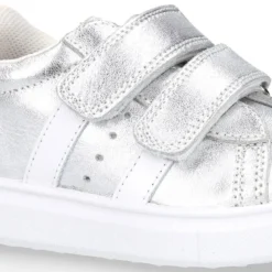 Zapatilla niña OKAA sin cordones en piel LAMINADA.