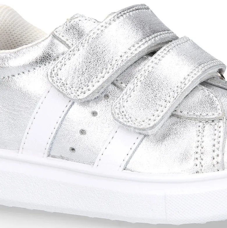 Zapatilla niña OKAA sin cordones en piel LAMINADA.