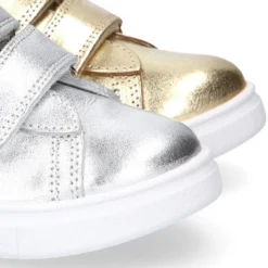 Zapatilla niña OKAA sin cordones en piel LAMINADA.