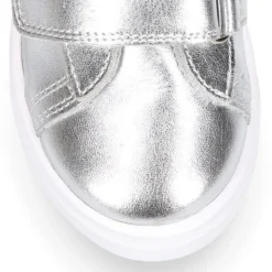 Zapatilla niña OKAA sin cordones en piel LAMINADA.