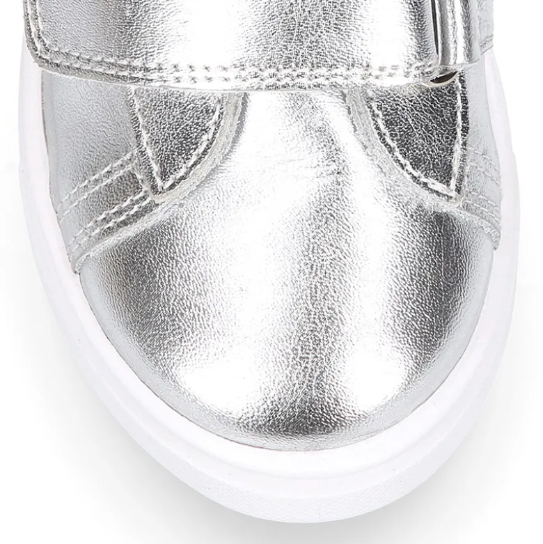 Zapatilla niña OKAA sin cordones en piel LAMINADA.