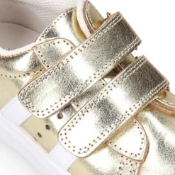 Zapatilla niña OKAA sin cordones en piel LAMINADA.