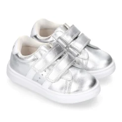 Zapatilla niña OKAA sin cordones en piel LAMINADA.