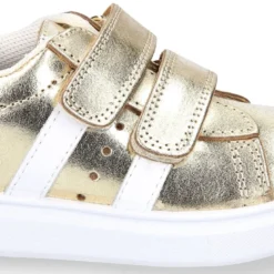 Zapatilla niña OKAA sin cordones en piel LAMINADA.