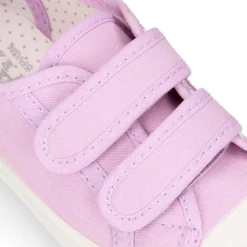 Zapatilla niña OKAA sin cordones y puntera en lona piqué algodón.