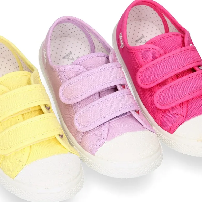 Zapatilla niña OKAA sin cordones y puntera en lona piqué algodón.