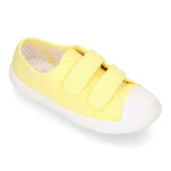 Zapatilla niña OKAA sin cordones y puntera en lona piqué algodón.