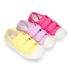 Zapatilla niña OKAA sin cordones y puntera en lona piqué algodón.