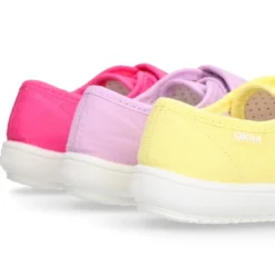 Zapatilla niña OKAA sin cordones y puntera en lona piqué algodón.