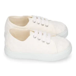 Zapatilla niñas en lona algodón en color blanco con BORDADOS.