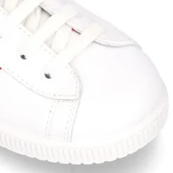 Zapatilla niño casual con cordones y bandera en piel lavable.