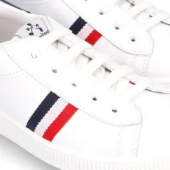 Zapatilla niño casual con cordones y bandera en piel lavable.