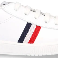 Zapatilla niño casual con cordones y bandera en piel lavable.