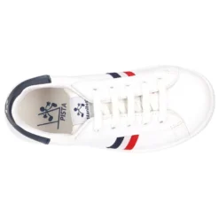 Zapatilla niño casual con cordones y bandera en piel lavable.