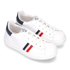 Zapatilla niño casual con cordones y bandera en piel lavable.