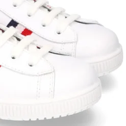 Zapatilla niño casual con cordones y bandera en piel lavable.