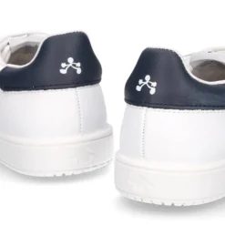 Zapatilla niño casual con cordones y bandera en piel lavable.