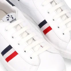 Zapatilla niño casual con cordones y bandera en piel lavable.
