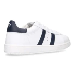 Zapatilla niño Colegial con cordones y rayas laterales en piel lavable.