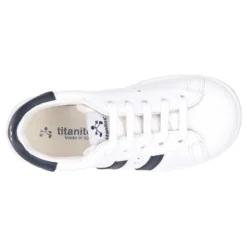 Zapatilla niño Colegial con cordones y rayas laterales en piel lavable.