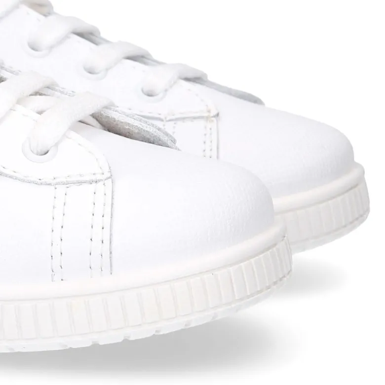 Zapatilla niño Colegial con cordones y rayas laterales en piel lavable.