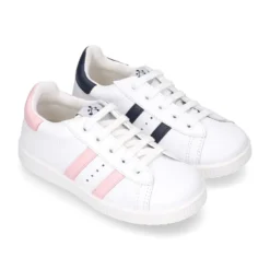 Zapatilla niño Colegial con cordones y rayas laterales en piel lavable.