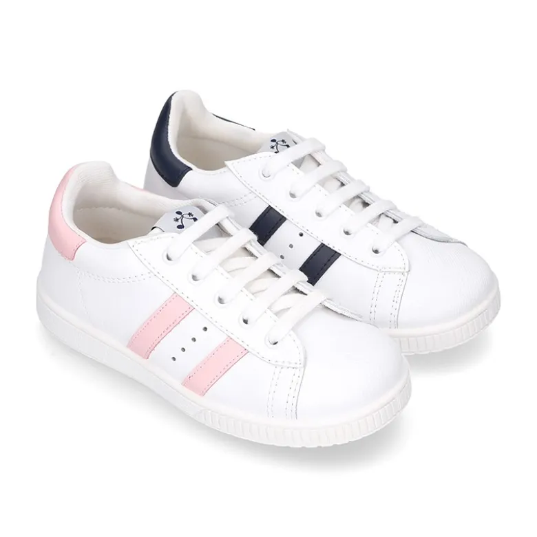 Zapatilla niño Colegial con cordones y rayas laterales en piel lavable.