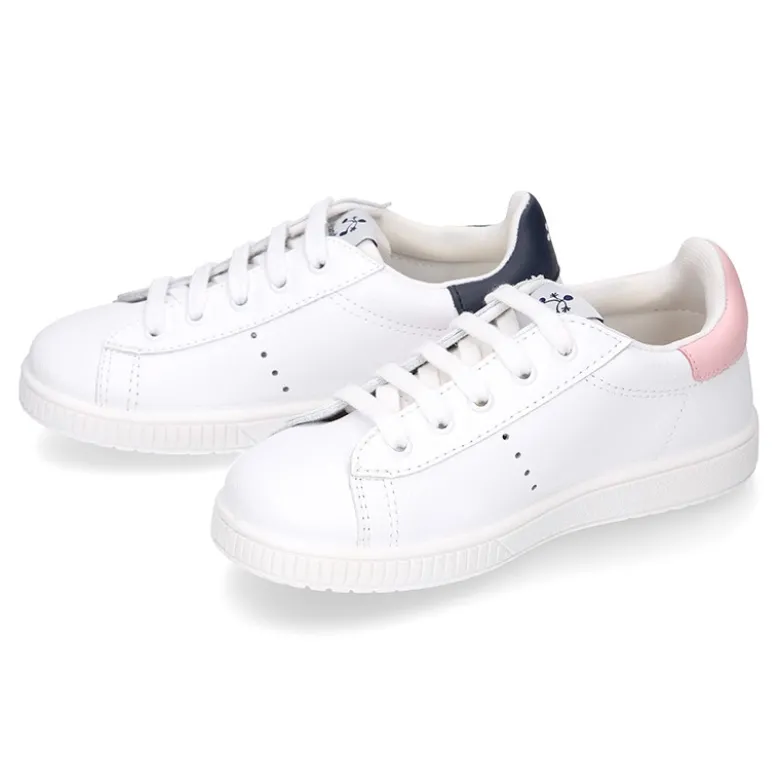 Zapatilla niño Colegial con cordones y rayas laterales en piel lavable.