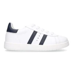 Zapatilla niño Colegial con cordones y rayas laterales en piel lavable.