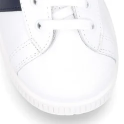 Zapatilla niño Colegial con cordones y rayas laterales en piel lavable.