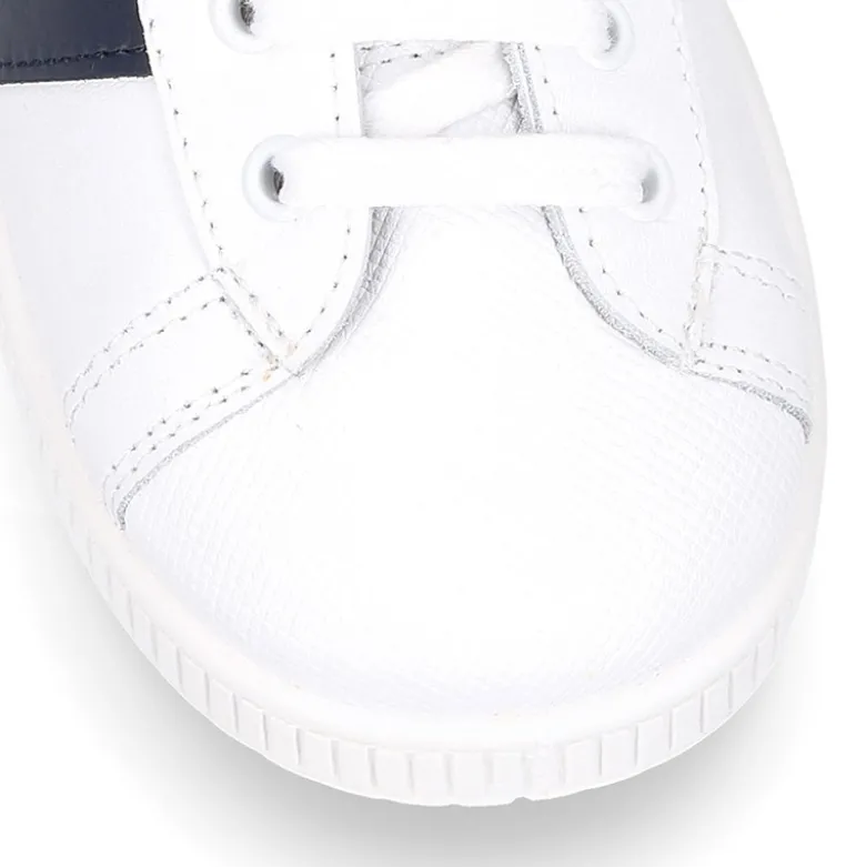 Zapatilla niño Colegial con cordones y rayas laterales en piel lavable.