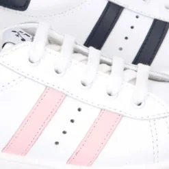 Zapatilla niño Colegial con cordones y rayas laterales en piel lavable.