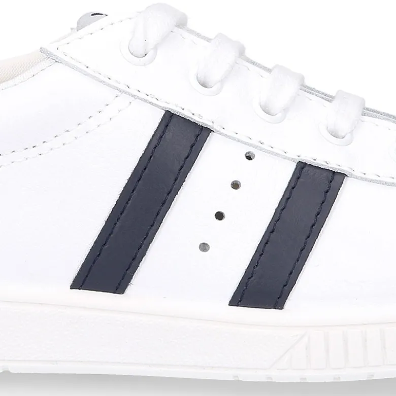Zapatilla niño Colegial con cordones y rayas laterales en piel lavable.