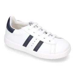 Zapatilla niño Colegial con cordones y rayas laterales en piel lavable.