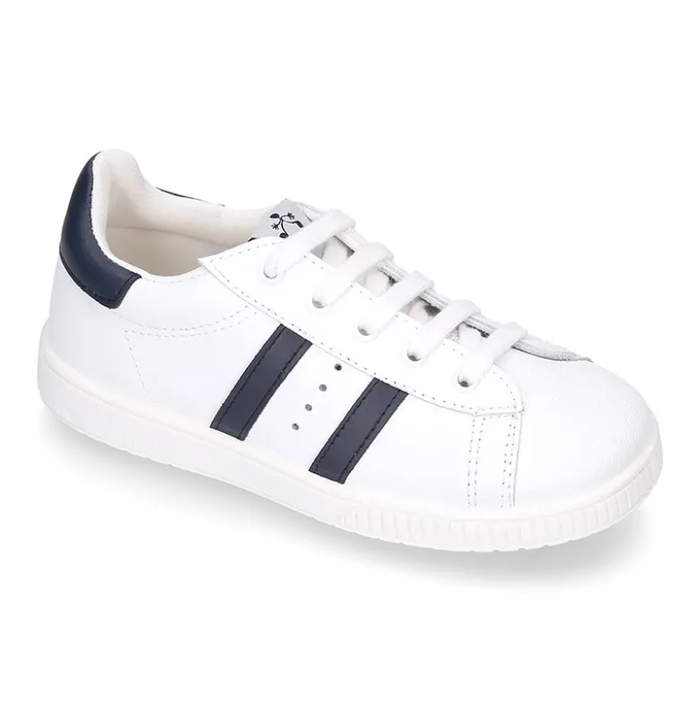 Zapatilla niño Colegial con cordones y rayas laterales en piel lavable.