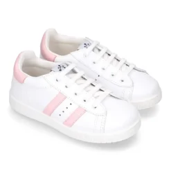 Zapatilla niño Colegial con cordones y rayas laterales en piel lavable.