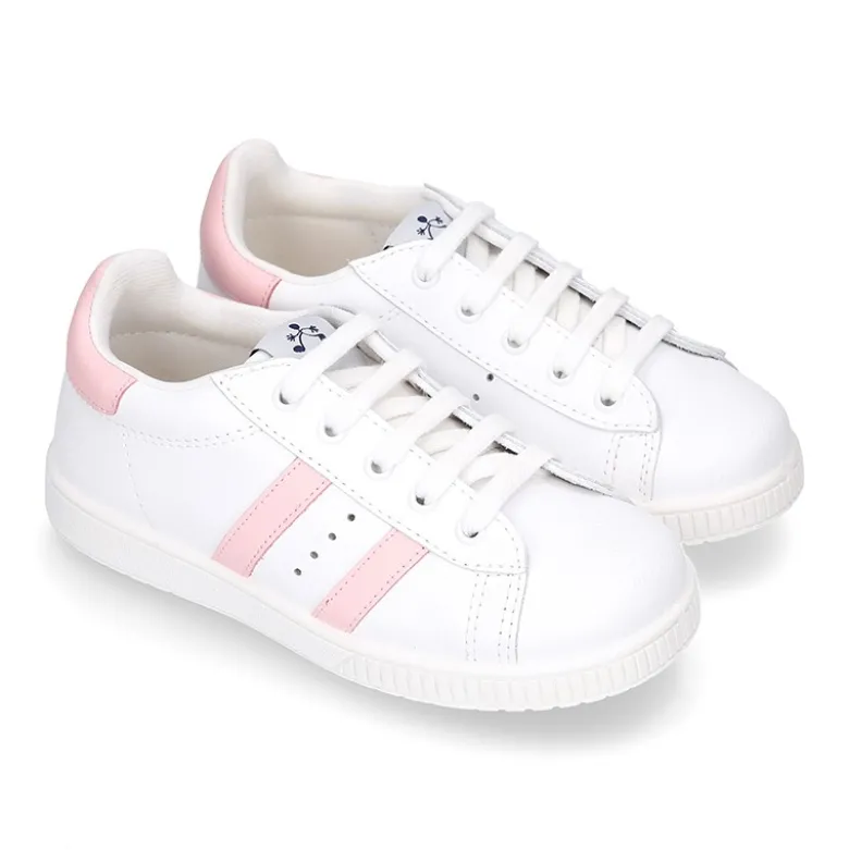 Zapatilla niño Colegial con cordones y rayas laterales en piel lavable.