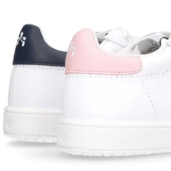 Zapatilla niño Colegial con cordones y rayas laterales en piel lavable.